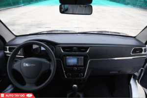 Xe tải van điện SRM E8 nổi bật với cản trước liền khối, ca-lăng dạ kín và la-zăng màu bạc