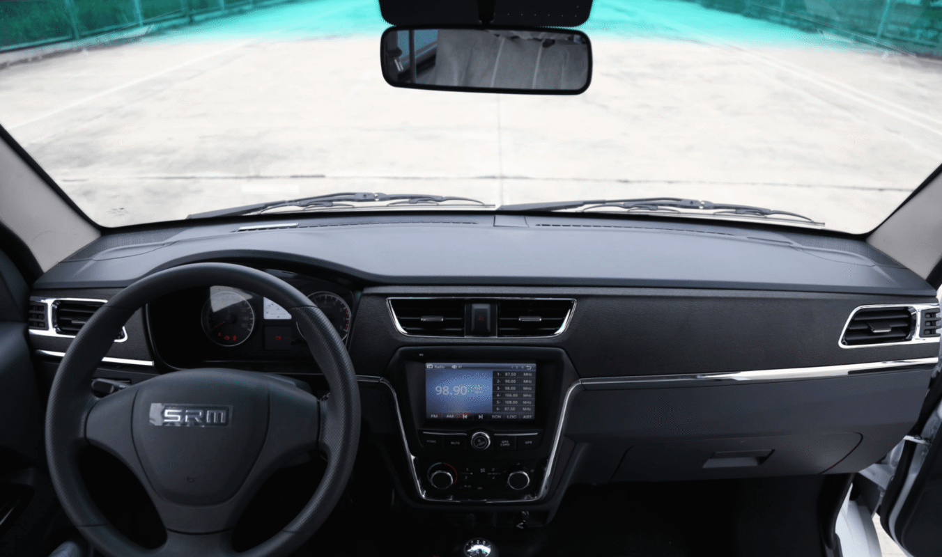 Xe tải van điện SRM E8 nổi bật với cản trước liền khối, ca-lăng dạ kín và la-zăng màu bạc