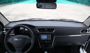 Xe tải van điện SRM E8 nổi bật với cản trước liền khối, ca-lăng dạ kín và la-zăng màu bạc