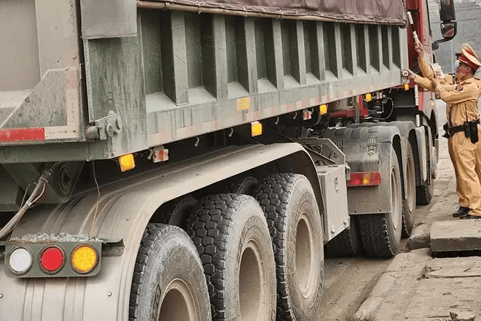 Các hành vi chở hàng quá khổ, xếp dỡ và chằng buộc không đúng quy định