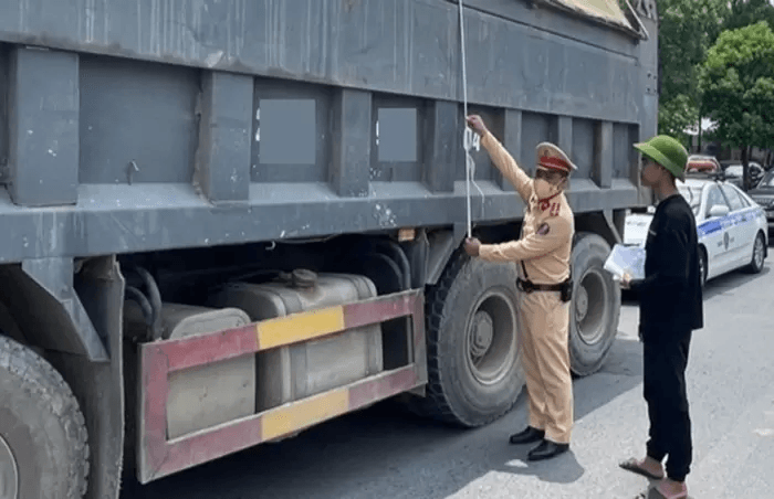 xe tải có thùng hoặc chở hàng vượt chiều cao cho phép sẽ bị xử phạt nghiêm khắc.