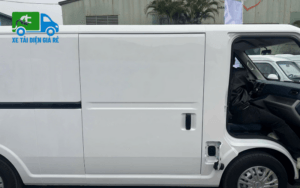 Xe có 2 cửa lùa hai bên hông cùng cửa hậu mở đôi 180 độ