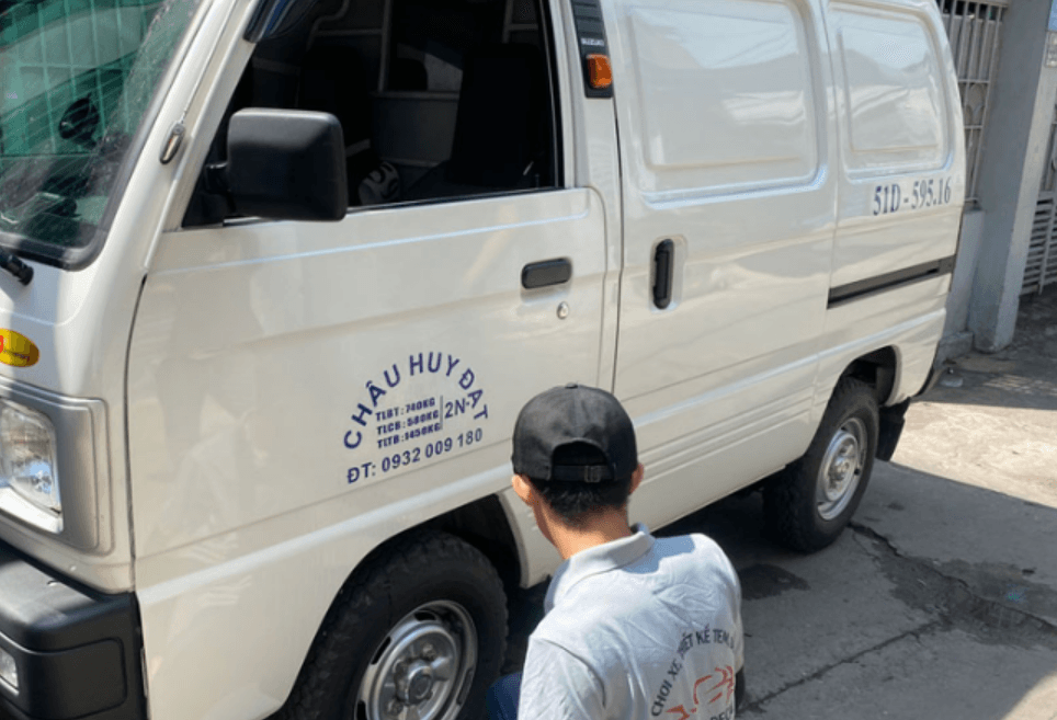 Màn hình và nhãn xe hiển thị rõ công suất kW