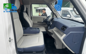 Khoang lái xe tải van điện SRM E80 được thiết kế 2 tông màu xanh – xám trắng