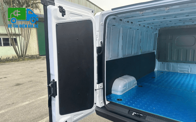 Bên trong thùng được ốp sườn dạng tổ ong có viền