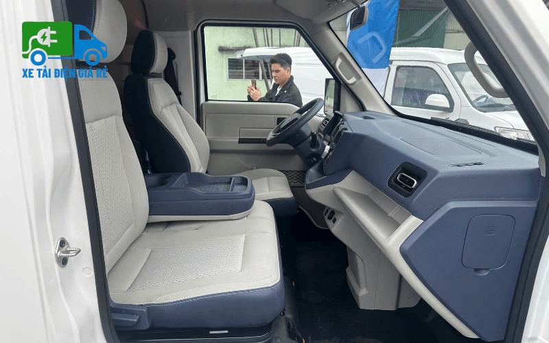 Cabin có ốp cách âm trần, vách ngăn liền với khoang hàng đảm bảo an toàn