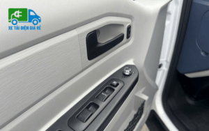 Cổng sạc của xe tải điện SRM E60 được bố trí bên hông phải xe