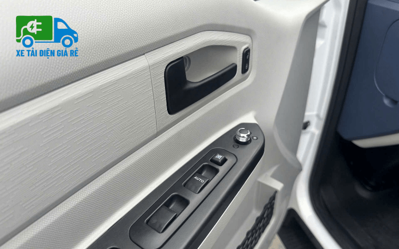 Cổng sạc của xe tải điện SRM E60 được bố trí bên hông phải xe