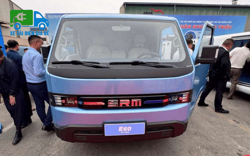 Phần cản trước và tấm trang trí đầu xe được thiết kế dạng liền khối