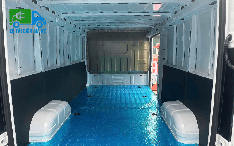 Kích thước lòng thùng rộng rãi