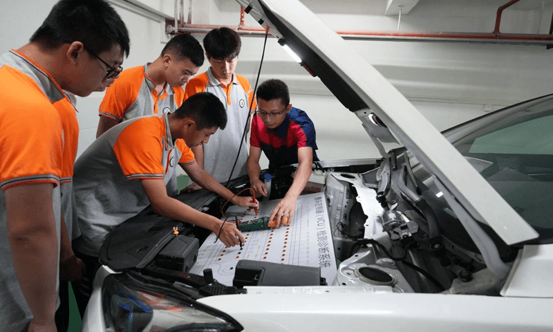 su-khac-biet-sua-xe-tai-dien-va-dau